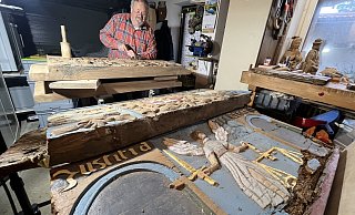 Vorne sind die Original-Schmuckbalken zu sehen, hinten bearbeitet Wolfgang Koch die zukünftige Kopie, die am Schwalenberger Rathaus wieder eingebaut wird. - Till Brand Vorne sind die Original-Schmuckbalken zu sehen, hinten bearbeitet Wolfgang Koch die zukünftige Kopie, die am Schwalenberger Rathaus wieder eingebaut wird. - Till Brand