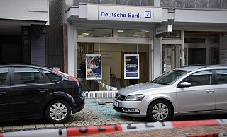 Mutmaßliche Automatensprenger haben in der Nacht zu Montag eine Filiale der Deutschen Bank in Horn verwüstet. - Raphael Bartling