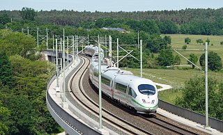 Ein ICE fährt auf einer zweigleisigen Schnellbahntrasse, wie sie möglicherweise auch durch Bad Salzuflen gebaut wird. - Deutsche Bahn AG / Volker Emersleben Ein ICE fährt auf einer zweigleisigen Schnellbahntrasse, wie sie möglicherweise auch durch Bad Salzuflen gebaut wird. - Deutsche Bahn AG / Volker Emersleben
