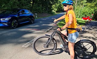 Hier die Straße vom Braunenkampsweg aus zu queren, ist bei der starken Befahrung der Hainbergstraße nicht ungefährlich. Der Kreis will jetzt hier Abhilfe schaffen, eine Querungshilfe bauen und die Radwegelücke Richtung Regelweg schließen. - Marianne Schwarzer