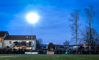 Flutlicht-Einsatz beim Besuch der B-Junioren von Schalke 04 beim SVE Jerxen-Orbke im März 2018. Die CDU hat sich für eine Umrüstung aller Flutlichtanlagen im Stadtgebiet auf LED-Technik ausgesprochen. - Raphael Bartling