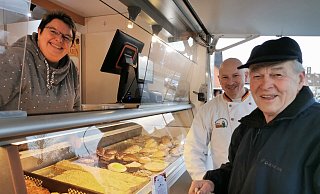 Ein Kunde der ersten Stunde: Hans Hüsemann (rechts) aus Humfeld freut sich, dass es wieder täglich frische Brötchen in Humfeld gibt. Dafür sorgen seit gestern Bäckermeister Jan-Hendrik Fuhlhage (Mitte) und Gabriele Kusemeier (links). - Sylvia Frevert Ein Kunde der ersten Stunde: Hans Hüsemann (rechts) aus Humfeld freut sich, dass es wieder täglich frische Brötchen in Humfeld gibt. Dafür sorgen seit gestern Bäckermeister Jan-Hendrik Fuhlhage (Mitte) und Gabriele Kusemeier (links). - Sylvia Frevert