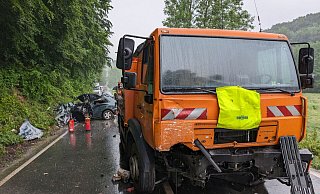 Die Feuerwehr ist auf der B238 im Einsatz. - FreitagTV