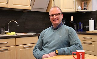 Boris Scheiermann ist der Vorsitzende des CDU-Gemeindeverbandes in Augustdorf. Hier sitzt er in seiner Küche. - Nadine Uphoff
