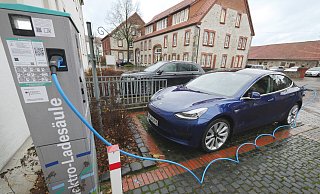Geht es nach der SPD-Fraktion, wird die Gemeinde Schlangen bald mehr Ladesäulen für Elektroautos bekommen. Fraglich ist, wie viele es werden und ob sie sich wirtschaftlich betreiben lassen. - Jost Wolf Geht es nach der SPD-Fraktion, wird die Gemeinde Schlangen bald mehr Ladesäulen für Elektroautos bekommen. Fraglich ist, wie viele es werden und ob sie sich wirtschaftlich betreiben lassen. - Jost Wolf