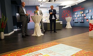 Empfang in der neugestalteten Tourist-Info: Jens Kronsbein (Bezirksregierung), Bürgermeister Frank Hilker und LTM-Geschäftsführer Günter Weigel (von links). - Stadt Detmold Empfang in der neugestalteten Tourist-Info: Jens Kronsbein (Bezirksregierung), Bürgermeister Frank Hilker und LTM-Geschäftsführer Günter Weigel (von links). - Stadt Detmold