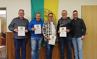 Ausgezeichnet: Thomas Deppenmeier, Marcus Deppenmeier, Ralf Trompeter, Andreas Meyer mit Vorsitzendem und Mario Brenker (von links). - Maren Becker Ausgezeichnet: Thomas Deppenmeier, Marcus Deppenmeier, Ralf Trompeter, Andreas Meyer mit Vorsitzendem und Mario Brenker (von links). - Maren Becker