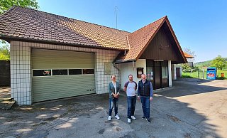 Das alte Gerätehaus der Feuerwehr in Talle hat keine Zukunft, es wird abgerissen und durch einen Neubau ersetzt. Darüber informieren (von links) Bauamtsleiterin Ewa Hermann, Bürgermeister Mario Hecker und Nicolai Stoll vom Bauamt. - Nadine Uphoff