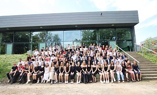 Der Zehner-Abschlussjahrgang der Felix-Fechenbach-Gesamtschule. Das Foto wurde in Abstimmung mit der Schule einige Tage vor der feierlichen Zeugnisübergabe aufgenommen. Foto: Birgit Guhlke - Birgit Guhlke/Neue Westfälische Der Zehner-Abschlussjahrgang der Felix-Fechenbach-Gesamtschule. Das Foto wurde in Abstimmung mit der Schule einige Tage vor der feierlichen Zeugnisübergabe aufgenommen. Foto: Birgit Guhlke - Birgit Guhlke/Neue Westfälische