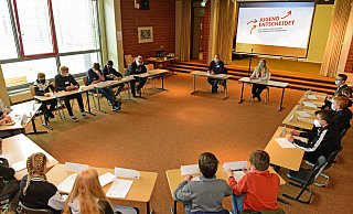 B&uuml;rgermeister Mario Hecker leitet die Ratssitzung, Natalie Nekolla vom Verein Politik zum Anfassen ist Schriftf&uuml;hrerin. - Nicole Ellerbrake