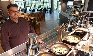 Geschäftsführer Roland Dieckelmann am Buffet: Das Restaurant bietet drinnen 150 Sitzplätze und weitere auf der Terrasse. - Sven Koch Geschäftsführer Roland Dieckelmann am Buffet: Das Restaurant bietet drinnen 150 Sitzplätze und weitere auf der Terrasse. - Sven Koch