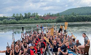 Erster in der Premiumklasse (Trostrunde) des Drachenbootrennens auf dem Schiedersee sind die "Taxdragons" (Finanzamt Detmold) geworden. Im Hauptrennen (Master-Klasse) hat "Drag Pack" aus Burgdorf das Finale gewonnen vor den "Alpecin Pirates" und "Optimus Time" (Meinberg Funkuhren aus Bad Pyrmont). - Infinity Events & Catering