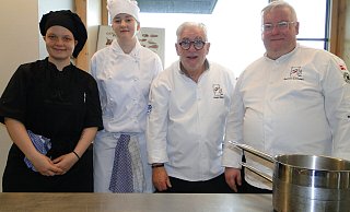 An die Töpfe, fertig, los: Beim Kochwettbewerb zeigen (von links) Franziska Koschnik aus Dortmund und Nastasja Martens aus Bielefeld, was sie gelernt haben. Jürgen Rabe, Landesverbandsvorsitzender der Köche Deutschlands, und Landesjugendwart Reiner Schopen begutachten ihre Kochkünste. (Foto: Hajo Gärtner) - Hajo Gärtner An die Töpfe, fertig, los: Beim Kochwettbewerb zeigen (von links) Franziska Koschnik aus Dortmund und Nastasja Martens aus Bielefeld, was sie gelernt haben. Jürgen Rabe, Landesverbandsvorsitzender der Köche Deutschlands, und Landesjugendwart Reiner Schopen begutachten ihre Kochkünste. (Foto: Hajo Gärtner) - Hajo Gärtner