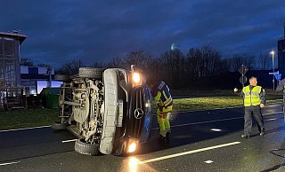 Der Mercedes liegt nach dem Unfall auf der Leopoldshöher Straße auf der Seite. - Daniel Hobein/Freiwillige Feuerwehr Bad Salzuflen