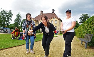 Anastasiia Karnaukh (von links), Anastasiia Stepaniuk und Liudmyla Stepaniuk haben Spaß beim Boule-Turnier. - Nicole Ellerbrake Anastasiia Karnaukh (von links), Anastasiia Stepaniuk und Liudmyla Stepaniuk haben Spaß beim Boule-Turnier. - Nicole Ellerbrake