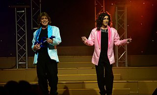 Das Travestie-Modern Talking Duo unterhielt die rund 300 Zuschauer in der Konzerthalle. - Nicole Ellerbrake