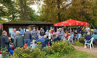 Am "Roten Grill": Zahlreiche SPD-Mitglieder und Gäste ließen es sich auf der Minigolfanlage in Bad Meinberg gut gehen. - SPD