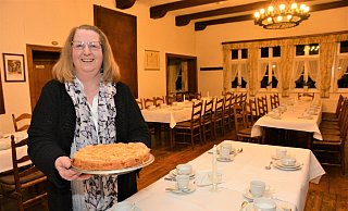 Christa Traphöner serviert an den Wochenenden weiterhin Kaffee und selbstgebackene Kuchen im Bartholdskrug. - Karin Prignitz Christa Traphöner serviert an den Wochenenden weiterhin Kaffee und selbstgebackene Kuchen im Bartholdskrug. - Karin Prignitz