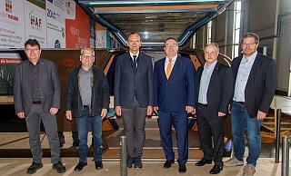 Posieren vor einer Monocab: (von links) Horst Fischer (Geschäftsführer der "IGA Metropole Ruhr 2027" gGmbH), Norbert Schilff (Bürgermeister der Stadt Dortmund), Professor Dr. Jürgen Krahl (Präsident der TH OWL), Dr. Axel Lehmann (Landrat des Kreises Lippe), Professor Dr. Thomas Schulte (Projektleiter MONOCAB, TH OWL), Professor Dr. Stefan Witte (Vizepräsident für Forschung und Transfer der TH OWL). - Peter Wehowsky Posieren vor einer Monocab: (von links) Horst Fischer (Geschäftsführer der "IGA Metropole Ruhr 2027" gGmbH), Norbert Schilff (Bürgermeister der Stadt Dortmund), Professor Dr. Jürgen Krahl (Präsident der TH OWL), Dr. Axel Lehmann (Landrat des Kreises Lippe), Professor Dr. Thomas Schulte (Projektleiter MONOCAB, TH OWL), Professor Dr. Stefan Witte (Vizepräsident für Forschung und Transfer der TH OWL). - Peter Wehowsky