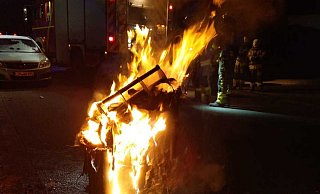 Die Altpapiertonne ist vermutlich angezündet worden. Die Polizei sucht Zeugen. - Feuerwehr Lage Die Altpapiertonne ist vermutlich angezündet worden. Die Polizei sucht Zeugen. - Feuerwehr Lage