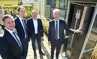 Matthias Kruse und Matthias Smit (beide Volksbank, von links), B&uuml;rgermeister Mario Hecker und Bernd Dabrock (Sparkasse) an der neuen E-Bike Ladestation. - Nicole Ellerbrake