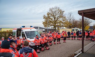 Die Ehrenamtlichen treffen auf dem Parkplatz der Schule zusammen. Sie wurden durch den Alarm aus ihrem Alltag gerissen. - FreitagTV