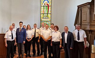 Beim 9. Kreisjugendfeuerwehrtag wurde Bilanz der Corona-Jahre gezogen. Mit dabei waren auch der stellvertretende Landrat Robin Wagener (Dritter von links) sowie Kalletals Bürgermeister Mario Hecker (Zweiter von rechts). - Feuerwehr Lügde