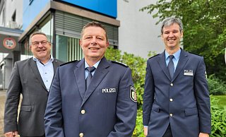 Polizeidirektor Christian Peters (rechts) und Landrat Dr. Axel Lehmann freuen sich über den neuen Leiter der Polizeiwache Lemgo, Axel Korf (mitte). Der 55-Jährige bringt viel Erfahrung mit und kennt sich sehr gut aus in seinem neuen Gebiet. - Freya Köhring