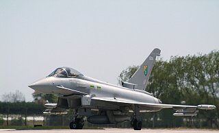 Ein britischer Eurofighter auf dem Rollfeld. Laut Infrastrukturamt der Bundeswehr nutzt das allein britische Militär den Flugkorridor über dem Truppenübungsplatz. - wikimedia/Jerry Gunner