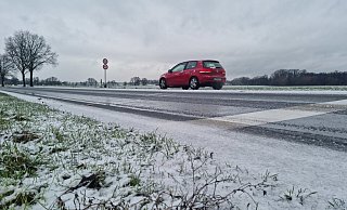 Die Straßen können durch Schnee und überfrierende Nässe glatt sein. Da gilt es, entsprechend vorsichtig zu fahren. - CAROLIN BROKMANN-FÖRSTER Die Straßen können durch Schnee und überfrierende Nässe glatt sein. Da gilt es, entsprechend vorsichtig zu fahren. - CAROLIN BROKMANN-FÖRSTER