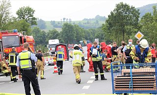 Der ungewöhnliche Unfall hatte für ein Großaufgebot an Einsatzkräften auf der Bundesstraße gesorgt. - Simone Flörke
