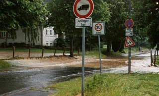 Wenn es stärker regnet, dann fließt das Wasser in Strömen über die Straße vor der Grundschule. Die SPD hat deshalb große Bedenken, wenn hier gebaut wird. - Frank Drexhage