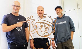 Stahlkünstler Hans Kordes, Bürgermeister Marcus Püster und Karikaturist Mark Schäferjohann präsentierten im Oktober das Erstlingswerk des Stahl-Hermännchens. - Bildrechte: Hans Kordes