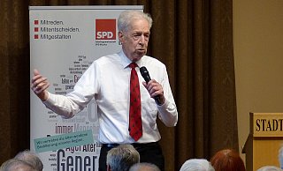 Dr. Henning Scherf referiert in der Detmolder Stadthalle vor dem Publikum der SPD-AG "60plus". - Rudi Rudolph