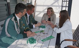 Vor dem großen Fest gibt es noch einiges zu besprechen: Prinzessin Kerstin Milchberger (von rechts), Schützenkönigin Luisa Wiechers, Schützen-Vorsitzender Sascha Golüke und Major Tobias Schlüter sitzen im Garten des Königspaares. - Michaela Weiße