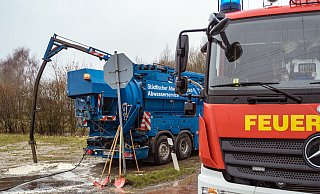 Die Feuerwehr Lage musste am Freitag erneut wegen auslaufender Betriebsstoffe ausrücken. Im Einsatz war auch ein städtisches Saugfahrzeug. Ein Bus hatte Diesel verloren. - FreitagTV/Stock