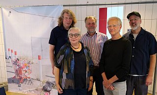 Heiner Schäfer (von links), Helga Ntephe, Martin Zellerhoff, Wolfgang Bellwinkel und Alex Hilbert stehen am Bauzaun. - Thomas Krügler