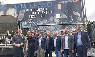 Lutz Klemkow (von links) vom "M+E-Info-Truck", Marcel Wessel, Jana Schwarze, Boris Hagemeier (alle Phoenix Contact), Corinna Kronsbein vom Arbeitgeberverand Lippe, Lehrer Anselm Kiss, Dirk Menzel von Lippe Bildung, Lehrer Stefan Meyer-Einsfelder, Schulleiter Bernd Hendig, Lehrer Michael Heitkämper und Bürgermeister Markus Baier freuen sich über das Projekt der Metall- und Elektroindustrie. - Tamina-Shirin Marten