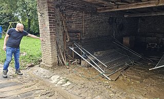 Im Mai stand das Wasser bis zu der Stelle, die Sascha Deppe zeigt. Dienstagnacht kam viel weniger runter, aber der Schaden ist groß, denn das Wasser drückte immer wieder im Keller hoch - und mischte sich mit Heizöl. Zum Glück allerdings nur mit einer kleinen Menge. - Astrid Sewing