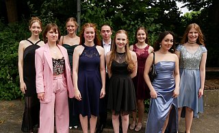 Bestnoten: Julia Bergheim (von links), Celine Reuter, Paula Sophie Wiens, Evi Lilie, Robin Osterhage, Leonie Lesner, Liane Haas, Ana Camila Jimenez Hernandez und Saskia-Aimee Ehmke mit der Traumnote 1,0 (von links). - Thomas Krügler