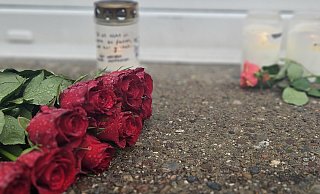 Vor dem Tatort in einem Detmolder Wohngebiet liegen am Mittwoch Blumen. - Janet König Vor dem Tatort in einem Detmolder Wohngebiet liegen am Mittwoch Blumen. - Janet König