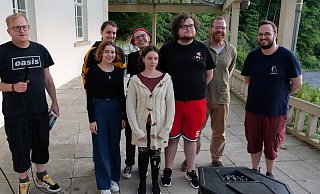 Kandidaten des Freiluft-Slams. Mit Moderator Marc "Katze" Schuster, Sonja Husemann, Rieta Kobusch, Sam Sackbrook, Kristin Kieltsch, Alex Paul, Andreas Emil Hermwille und Niko Sioulis (von links). - Thomas Krügler Kandidaten des Freiluft-Slams. Mit Moderator Marc "Katze" Schuster, Sonja Husemann, Rieta Kobusch, Sam Sackbrook, Kristin Kieltsch, Alex Paul, Andreas Emil Hermwille und Niko Sioulis (von links). - Thomas Krügler