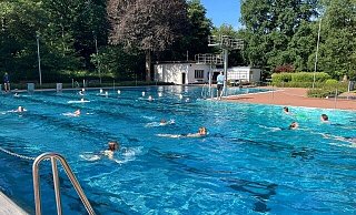 Bei der Schulschwimmwoche konnten 76 Abzeichen vergeben werden. - Pestalozzischule Bei der Schulschwimmwoche konnten 76 Abzeichen vergeben werden. - Pestalozzischule