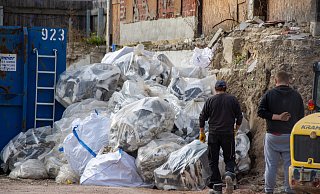 Durch die Abbrucharbeiten auf der Baustelle an der Hornschen Straße fällt jede Menge Schutt an. Für dessen Entsorgung kommt ein ganz besonderes Verfahren zum Einsatz. - Raphael Bartling Durch die Abbrucharbeiten auf der Baustelle an der Hornschen Straße fällt jede Menge Schutt an. Für dessen Entsorgung kommt ein ganz besonderes Verfahren zum Einsatz. - Raphael Bartling
