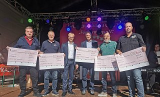 Die Vertreter der Heimatvereine der Stadt freuen sich über jeweils 1000 Euro Unterstützung von der Stadt: (von links) Matthias Müller (Heimatverein Sonneborn), Torsten Buncher (Heimatverein Barntrup), Bürgermeister Borris Ortmeier, Manfred Korf (Heimatverein Alverdissen), Detlef Grote (Heimatverein Sommersell) und Michael Deppe (Heimatverein Selbeck). - Sylvia Frevert