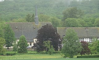 Blick auf das Ensemble: die Klosterkirche Falkenhagen. Sieben Kilometer weiter liegt Polle, also Niedersachsen. - Axel Bürger Blick auf das Ensemble: die Klosterkirche Falkenhagen. Sieben Kilometer weiter liegt Polle, also Niedersachsen. - Axel Bürger