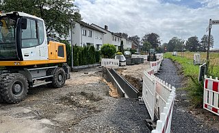 Die Dorfstraße in Ehrentrup im Bereich der Abzweigung Kiesweg ist aufgerissen worden, um eine Großprofilrinne zu verlegen. Das Bild zeigt den Stand Anfang August. - Archivfoto: Stadt Lage