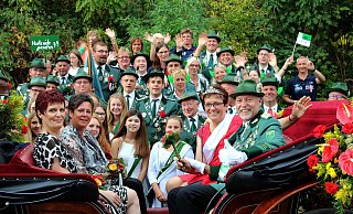 Schützenfest 2016. Foto vom Thron mit Andrea Hempelmann (links hinten), Ute Kleemann (links vorn) und dem seinerzeitigen Königspaar Inge Düwel und Jörg Kleemann - Foto: Klaus Düwel/Schützenverein Alverdissen