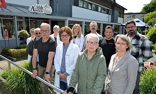 Friseur Andreas Wolf, Apothekenleiterin Maja Jovanovic, Eigentümerin Ingeborg Becker, Osteopathin Valentina Kran, Giath Soulou von der Mikado Grill-Pizzeria (von links) sowie Mitarbeiter und weitere Betroffene hoffen auf eine zufriedenstellende Lösung.Foto: Karin Prignitz - Karin Prignitz