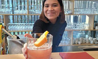 Hotmaita Malau vom Detmolder Hof serviert ihren frisch gemixten Cocktail. Auch ihr Können in der Zubereitung eines Cappuccinos wurde geprüft. - Raffael Giebel Hotmaita Malau vom Detmolder Hof serviert ihren frisch gemixten Cocktail. Auch ihr Können in der Zubereitung eines Cappuccinos wurde geprüft. - Raffael Giebel